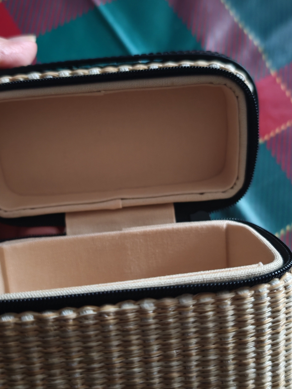 Chanel Les Beiges woven straw/raffia makeup vanity case - Picture 4 of 11